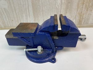 lot 112 image: Heavy Duty Bench Vise with Swivel Base