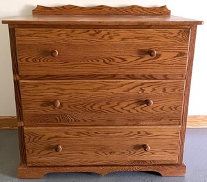 lot 136 image: Oak 3-Drawer Chest with Wood Knobs