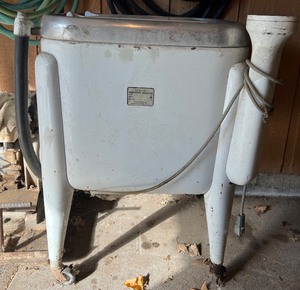 lot 211 image: Maytag E2LPS Wringer Washer Vintage Laundry Appliance