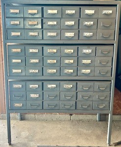 lot 2 image: Metal Industrial Drawer Cabinet with Assorted Hardware and Organizers