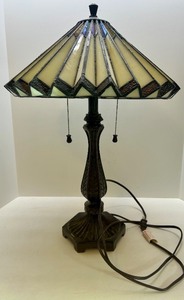 lot 5 image: Stained Glass Table Lamp with Decorative Bronze-Style Base