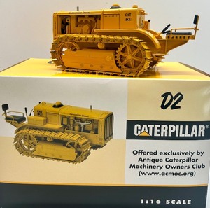 lot 8 image: Caterpillar D2 116 Scale Diecast Model Tractor by ACMOC 2004