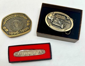 lot 14 image: Caterpillar Commemorative Belt Buckles and Knife