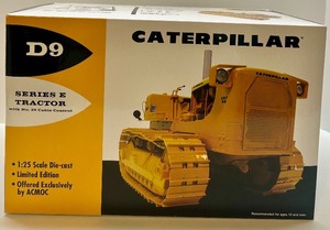 lot 29 image: 125 Scale Die-Cast Caterpillar D9 Series E Tractor Model by ACMOC