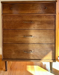 lot 38 image: Harmony House Mid-Century Modern 4-Drawer Dresser