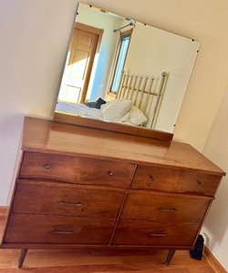 lot 39 image: Vintage Harmony House Dresser with Mirror - 6 Drawers
