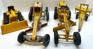lot 51 image: Collection of Vintage Diecast Construction Vehicles Hubley and Caterpillar