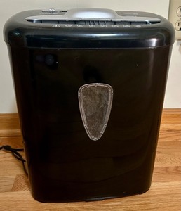 lot 90 image: AmazonBasics Cross-Cut Paper and Credit Card Shredder
