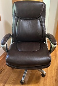 lot 92 image: La-Z-Boy Brown Leather Executive Office Chair with Metal Base