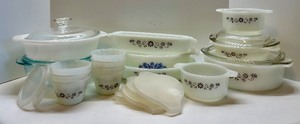 lot 97 image: Vintage Pyrex and Glasbake Casserole and Bakeware Set with Lids, Brown Daisy Pattern