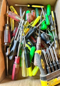lot 172 image: Box of Mixed Screwdrivers and Microdriver Set