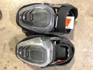 lot 63 image: Lot of Husky Hard Cap GelFoam Stabilizer Knee Pads Customer Returns See Pictures