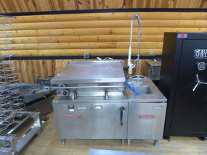 lot 47 image: Vulcan Tilting Braising Pan with Sink