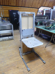 lot 49 image: Genie Load Lifter Trolley