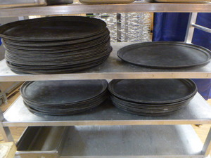lot 58 image: 44 Server Trays