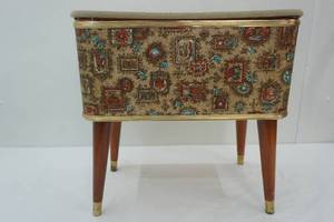 lot 17 image: Vintage Sewing Basket and Contents 12x19x19