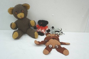 lot 23 image: vintage teddy bears