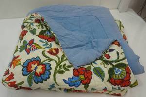 lot 38 image: Vintage Print Comforter 86x 92