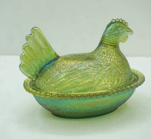 lot 65 image: Vintage Indiana Iridescent Green Carnival Glass Chicken on a Nest