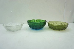 lot 89 image: Vintage Serving Bowls Jeanette Glass Bowl with a blue-to-green flashed finish