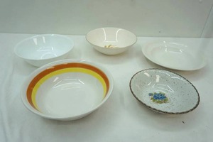 lot 98 image: Vintage Serving Bowls