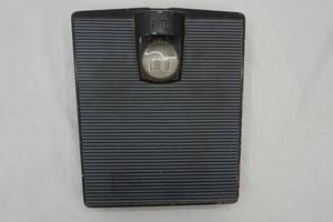 lot 118 image: vintage bathroom scale
