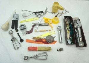lot 134 image: kitchen utensils