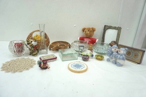 lot 139 image: Decor Lot worry box, glass votives, woven basket