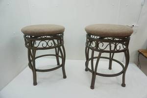 lot 151 image: (3ct) 22 Round Revolving Bar Stools 17 wide