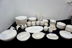 lot 157 image: Mid-Century Franciscan Earthenware Oasis Dinnerware Set