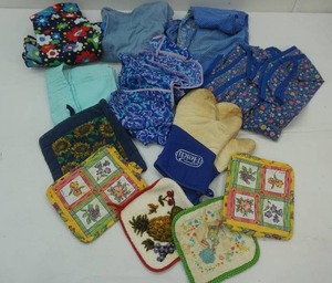 lot 177 image: Vintage Aprons & Potholders