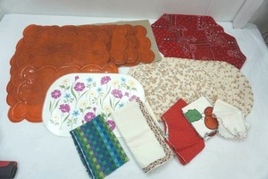 lot 178 image: Vintage Placemats & Linen Napkins