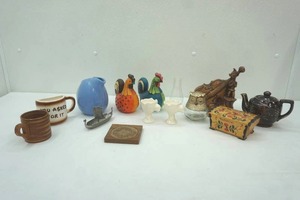 lot 183 image: Vintage Ceramic Chickens, Treasure Craft Ceramic Planter and Other Vintage Decor
