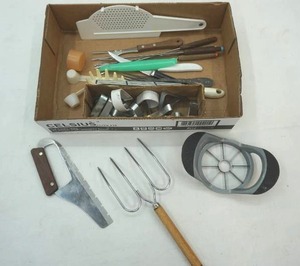 lot 190 image: Kitchen Utensils