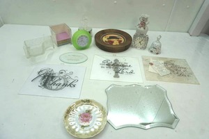 lot 193 image: Decor Lot