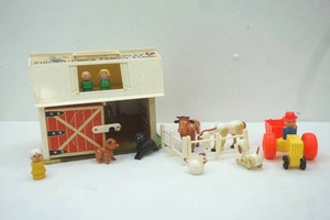 lot 215 image: vintage #915 Fisher Price Barn