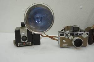 lot 226 image: Vintage Kodak Brownie Hawkeye (1949-1961) & Argus C3 Camera (1939-1966)