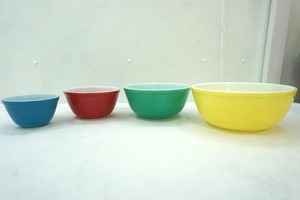 lot 234 image: Vintage Pyrex Bowl Set (4ct)
