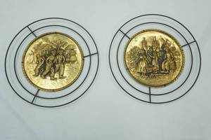lot 274 image: (2ct) Vintage Hammered Brass Wall Hanging Made in England