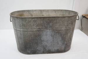 lot 276 image: Vintage Galvanized Metal Oval Trough 22x12x13 tall