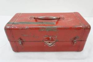 lot 320 image: Vintage Metal Tackle Box and Contents