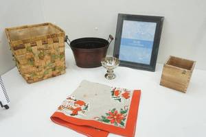 lot 332 image: Decor Lot