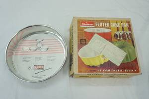 lot 352 image: 10 Springform Pan NEW & Fluted Cake Pan