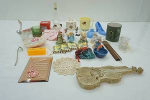 lot 366 image: Vintage Decor and Collectibles Lot