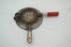 lot 367 image: vintage Scandinavian Krumkake Iron