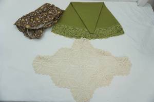 lot 370 image: Vintage Tablecloths and Doilies