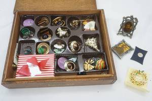 lot 376 image: St Paul Book and Stationary wood box with jewelry