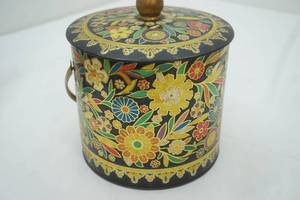 lot 410 image: Vintage Daher Lidded Tin Made in England