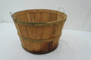 lot 444 image: Large Apple Basket 18 diameter 12 tall