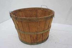 lot 445 image: Large Apple Basket 18 diameter 12 tall